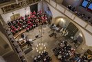 Blick von der Empore auf Chor und Publikum